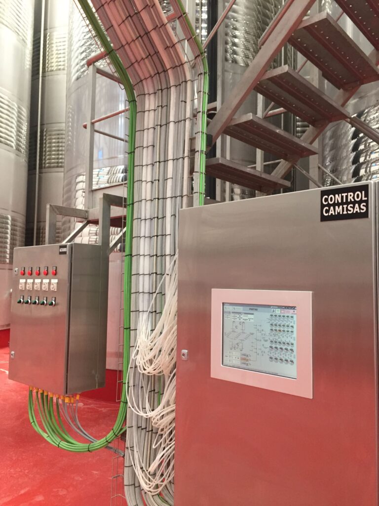 Cuadro de control de las camisas de refrigeración junto a los depósitos de una bodega