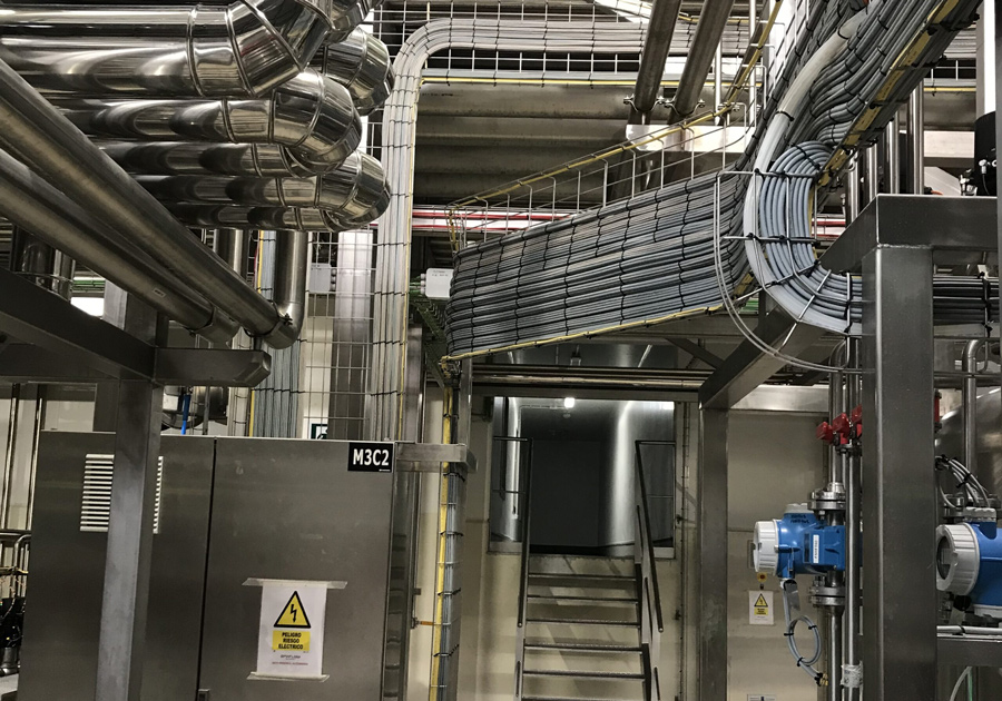 arquitectura de sistema SCADA con PLC, sensores industriales y servidor de datos.