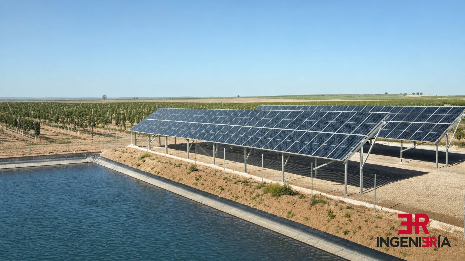 Campo de paneles solares sobre estructura fija junto a una balsa de riego en una finca de regadío