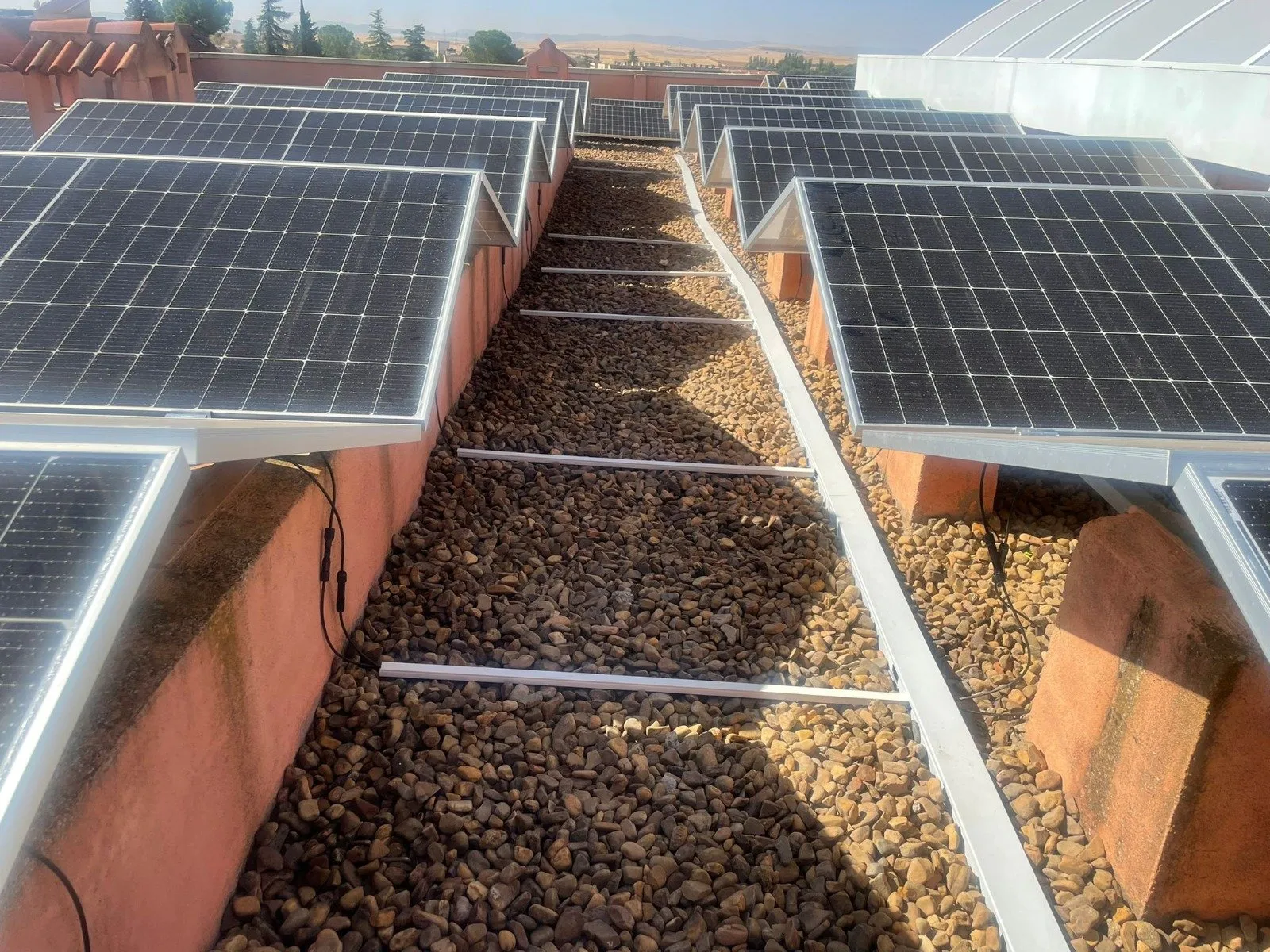 Placas solares de autoconsumo sobre una cubierta plana
