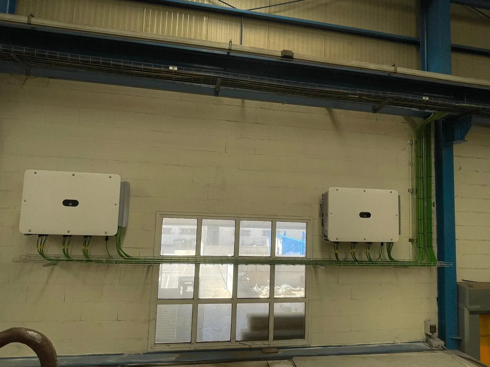 Inversores de una instalación de autoconsumo en nave industrial