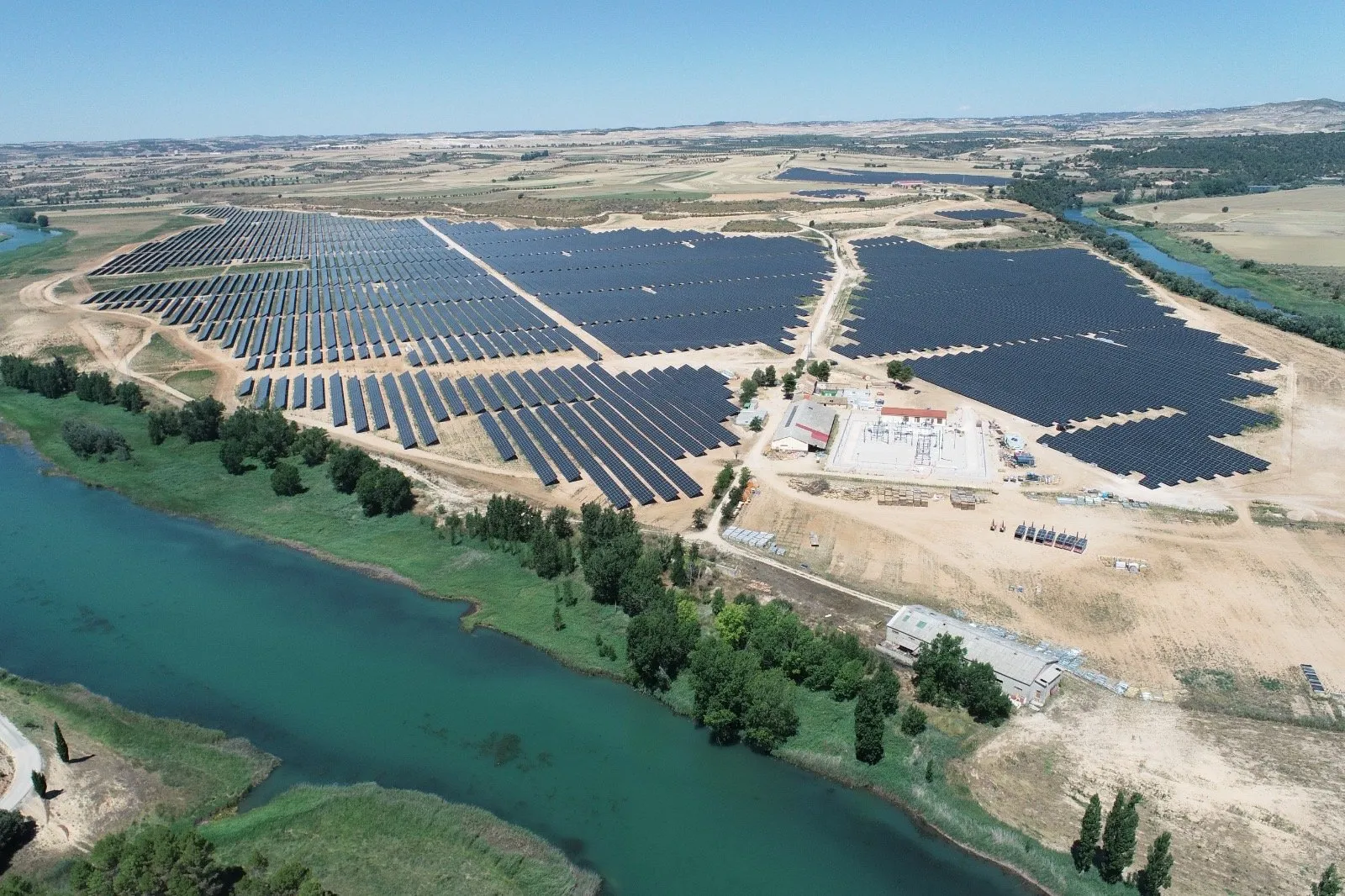 Vista aérea del parque solar fotovoltaico de Bolarque, junto al río