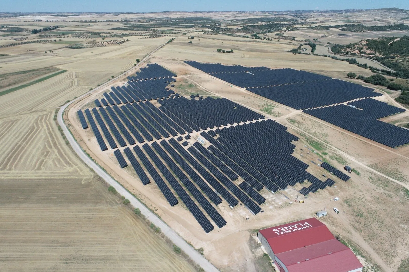 Vista aérea de los campos de paneles del parque solar de Bolarque
