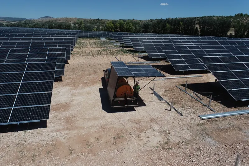 Máquina de ER Ingeniería con cubierta solar y bobina de cable entre filas de paneles en Bolarque