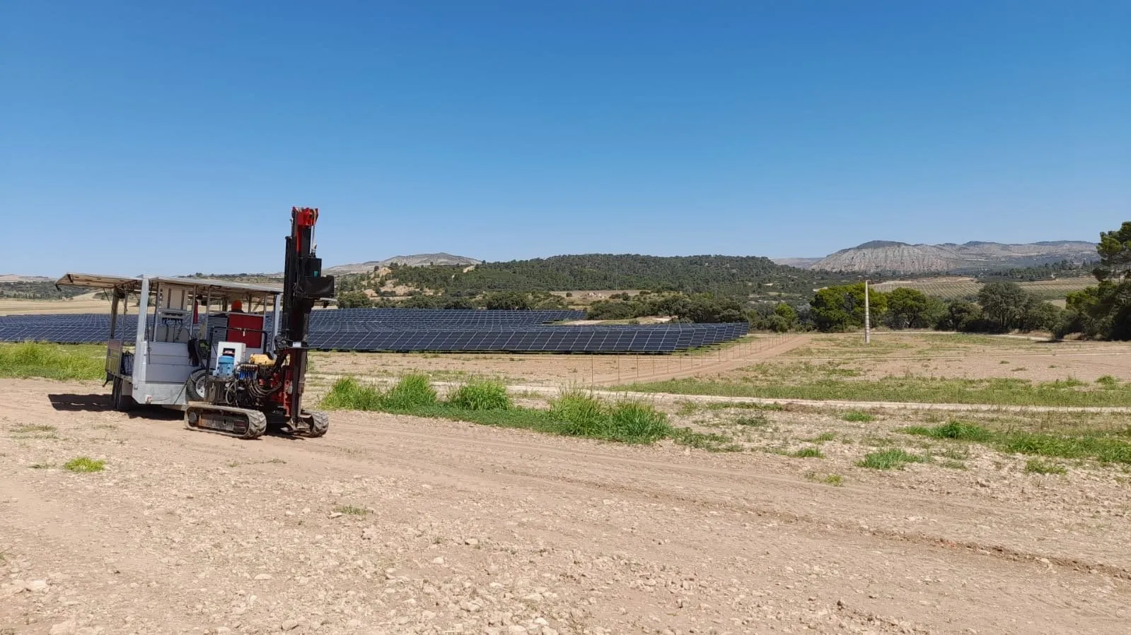 Máquina de hincado de estructuras en el parque solar de Bolarque