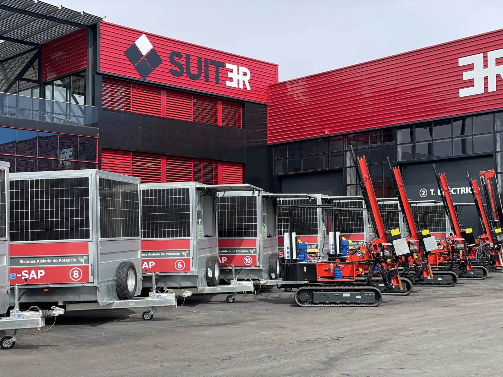 Nave de ER Ingeniería con el rótulo de SuitER y las máquinas e-SAP delante