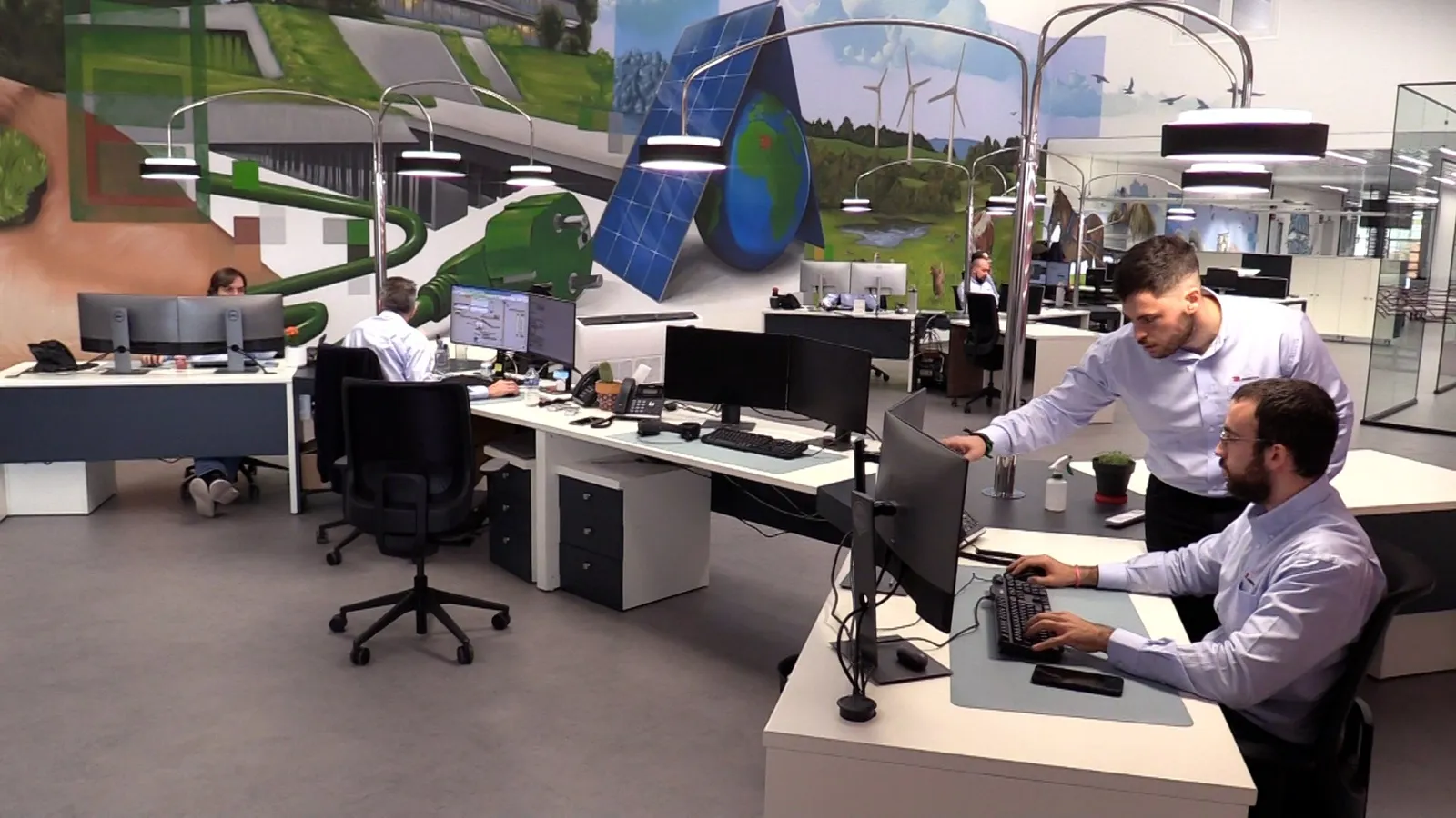 Ingénieurs d'ER Ingeniería au travail dans le bureau d'études